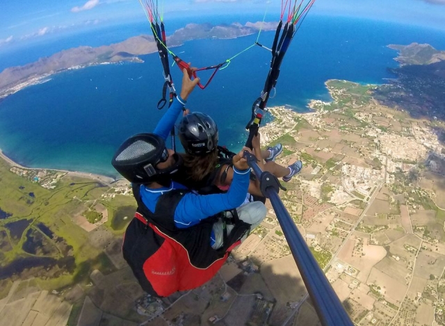 Parapente sobre costas mallorquinas.JPG